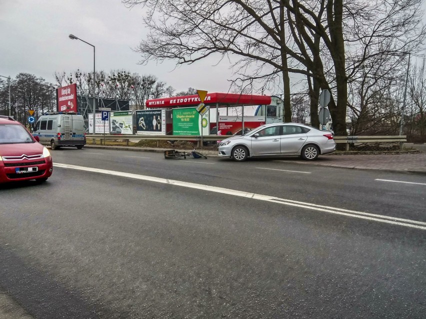 Wypadek na ul. Mostowej w Ostrołęce. Młody człowiek potrącił starszego mężczyznę - ten trafił do szpitala [ZDJĘCIA+WIDEO]