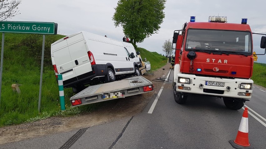 Wypadek na krajowej trasie numer 74 w Piórkowie. Dwie osoby w szpitalu