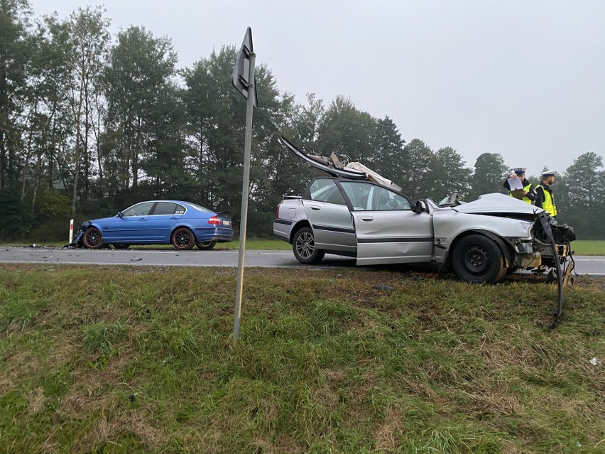 Wypadek w Wachu, na drodze krajowej nr 53. 16.09.2021. Zderzyły się trzy samochody, sześć osób jest poszkodowanych. Zdjęcia
