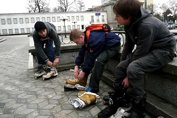 Na razie chłopcy ćwiczą w miejscach gdzie są podesty, murki czy schodki, które niekoniecznie są bezpieczne