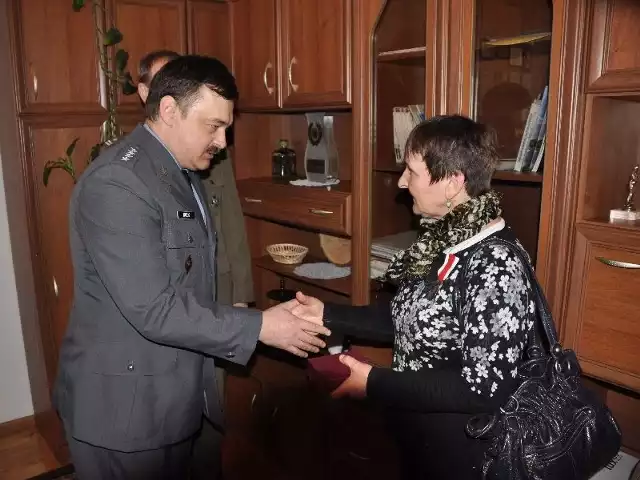 Jadwiga Kot otrzymała medal z rąk przedstawicieli Wojskowej Komendy Uzupełnień w Sandomierzu.