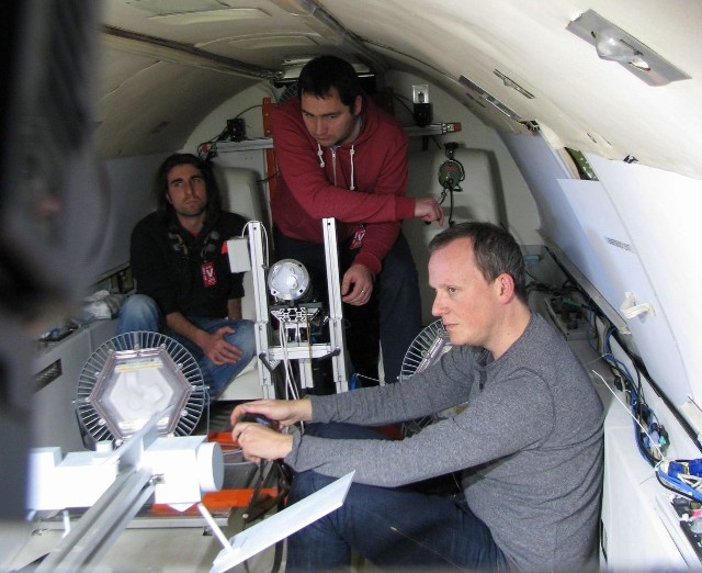 Kosmiczny sukces Słupska w warunkach nieważkościEkipa z Europejskiej Agencji Kosmicznej podczas przygotowania aparatury testującej symulator kosmicznej sieci w kanadyjskim samolocie.