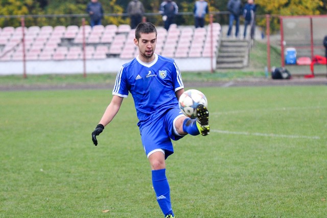 Sylwester Szymański zdobył gola dla krapkowiczan z rzutu wolnego.