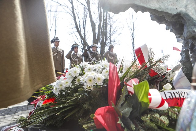 Uroczystość odbyła się pod pomnikiem poświęconym ofiarom katastrofy smoleńskiej, przed budynkiem Urzędu Marszałkowskiego w Rzeszowie. 