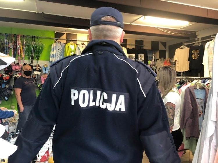 Policjanci sprawdzali, czy ustczanie i turyści noszą...