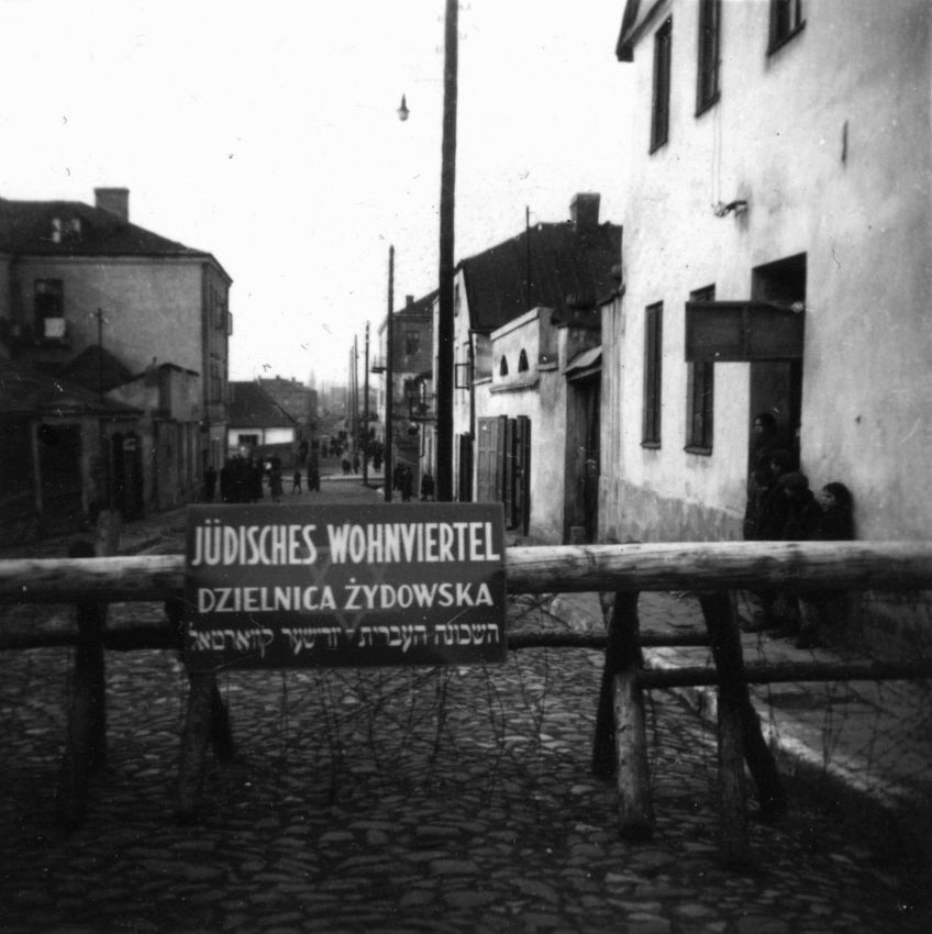 1941 rok, Przegrodzona ulica Kozia, oddzielająca kieleckie...