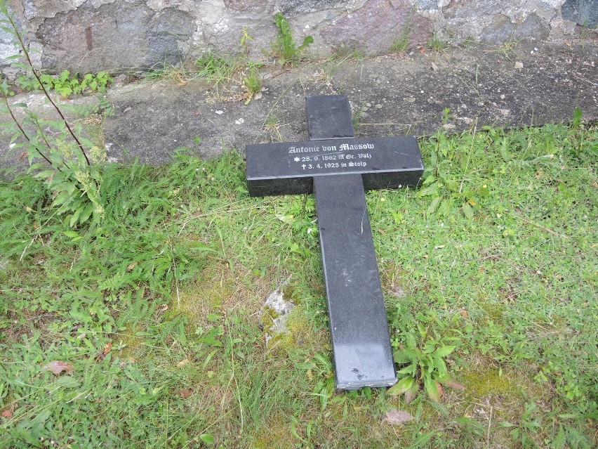 W Wołczy Wielkiej (gm. Miastko) zdewastowano mały cmentarz...