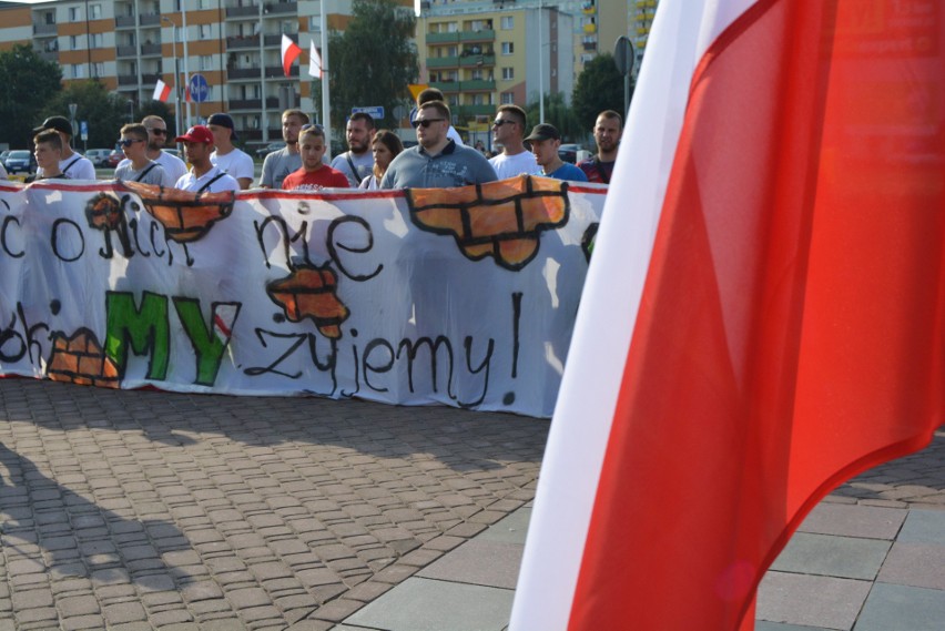 Ostrołęczanie uczcili pamięć powstańców warszawskich, przy pomniku AK [ZDJĘCIA, WIDEO]