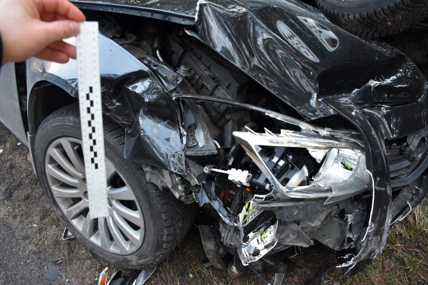 Opel zderzył się z volkswagenem. Dwie osoby trafiły do szpitala