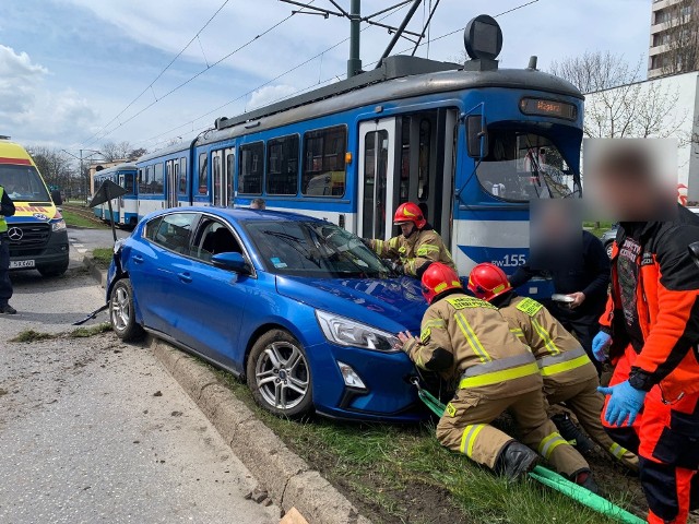 Na al. Pokoju w Krakowie, na wysokości skrzyżowania z ul.  Francesco Nullo, doszło do zderzenia samochodu osobowego z tramwajem.