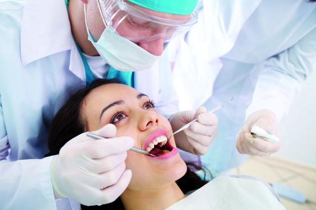 Gdy przez kolczyk w języku dojdzie do uszkodzenia zęba, konieczna jest wizyta u dentysty