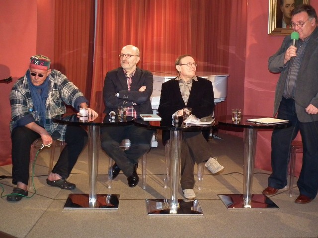 Tomaszowi Tyczyńskiemu (z prawej) trudno było zapanować nad dyskutantami. Obok niego Bronisław Świderski, Zbigniew Kruszyński i Mariusz Wilk.