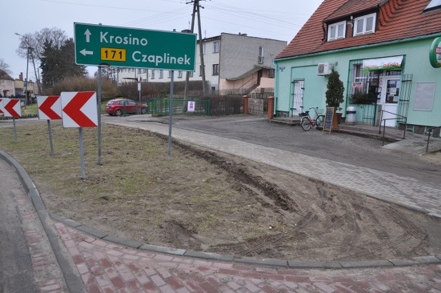 Okolice sklepu w Grzmiącej po kilkumiesięcznym użytkowaniu zmodernizowanego pobocza.