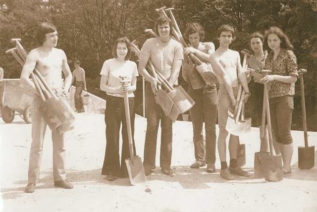 Czerwiec 1973. Tak zwany czyn społeczny. Razem z kolegami z liceum pomagamy budować amfiteatr.
