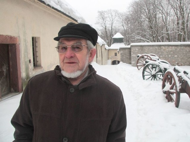 Jerzy Kowalczyk przed klasztorem na Karczówce. Przebywający tam ojcowie bernardyni pomagali powstańcom.
