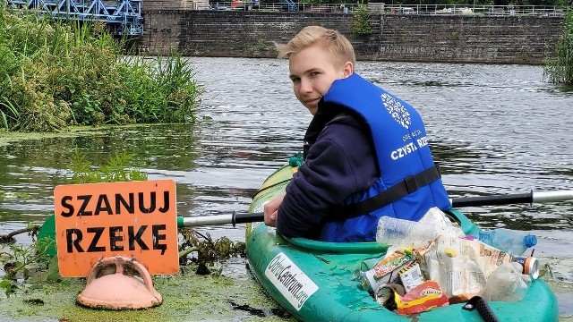 Akcja sprzątania Odry połączyła społeczników z całej Polski. Na zdjęciu akcja RECYKLING REJS.