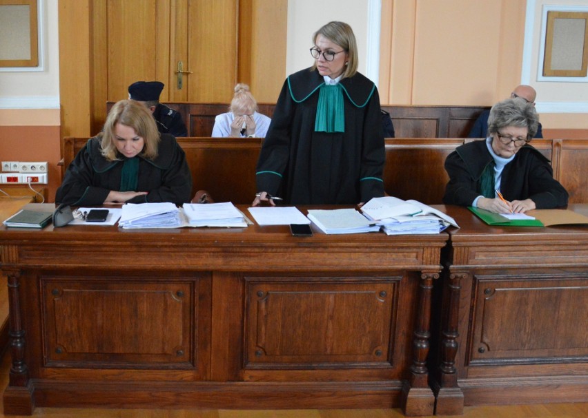 Pracownica sądu w Tomaszowie wyłudziła 1,4 miliona złotych fałszując wyroki. Ruszył proces przed Sądem Okręgowym w Piotrkowie
