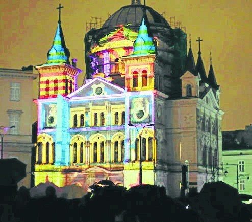 Kolorowe fasady kościoła i muzeum