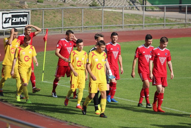 Piłkarze Broni (czerwone stroje) zagrają  w piątek wieczorem