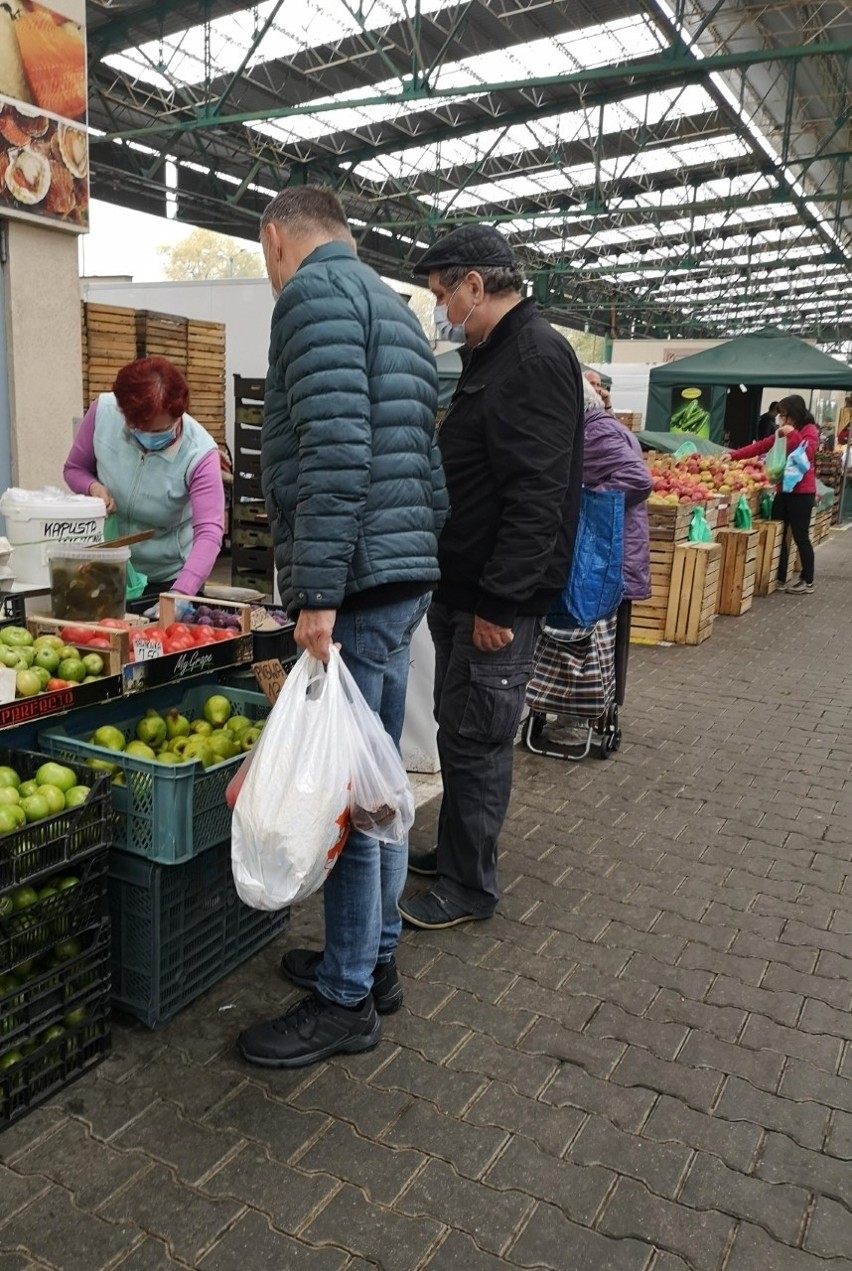 Kraków. Na targowiskach nie widać szalejącej epidemii. Ludzie spokojnie robią zakupy [ZDJĘCIA] 