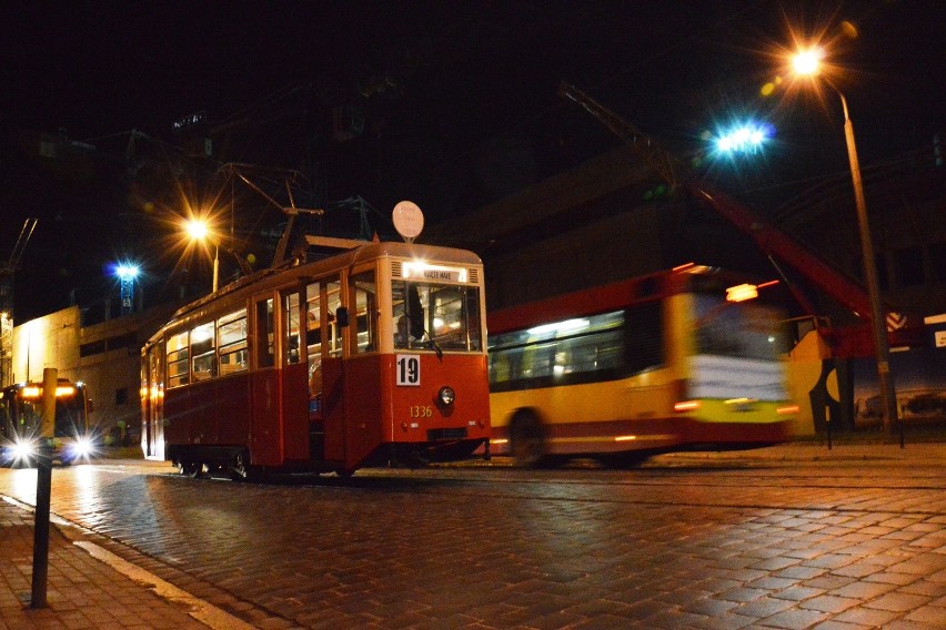 Tramwaj linii 19, w dodatku na ul. Dyrekcyjnej i to w nocy?...