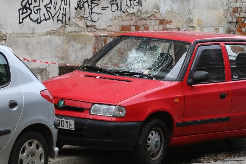 Silny wiatr we Wrocławiu. Tynk z budynku spadł na chodnik i samochody 