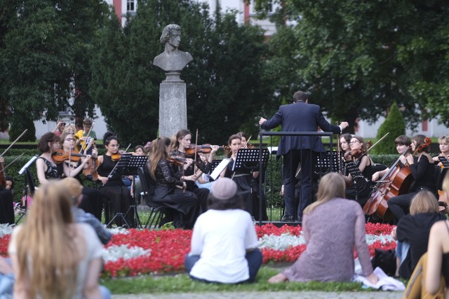 10 lipca, w sobotę, w parku Fryderyka Chopina w Poznaniu, przy pomniku polskiego kompozytora i pianisty, odbył się drugi z cyklu letnich koncertów plenerowych Orkiestry Antraktowej Teatru Polskiego w Poznaniu.