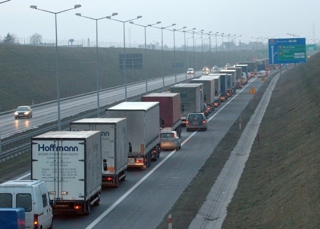 Potężny korek po wypadku na Autostradowej Obwodnicy Poznania. Kierowcy zjeżdżający z autostrady korkują drogi pozwalające ominąć miejsce zdarzenia.