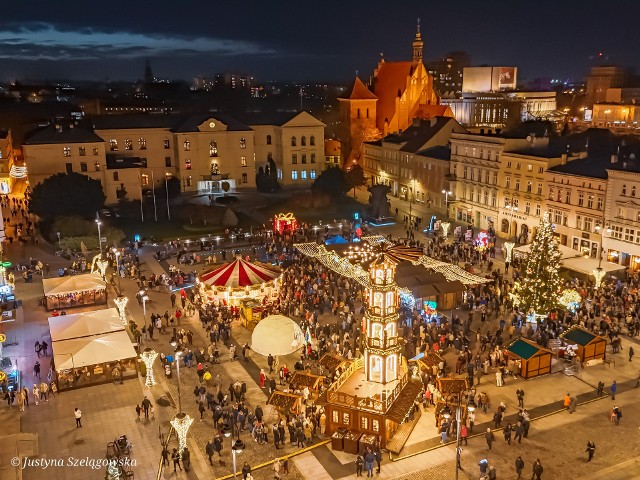 Choinka na Starym Rynku w Bydgoszczy rozbłysła w sobotę. Rozpoczęcie Bydgoskiego Jarmarku Świątecznego przyciągnęło jak co roku tłumy bydgoszczan