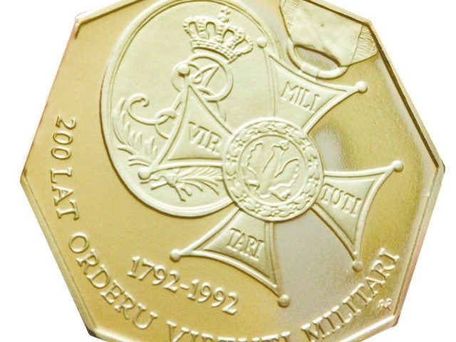 Jan Mindik upiera się, że na monecie z 1992 roku jest błąd w postaci kulek na krzyżu Virtuti Militari. 