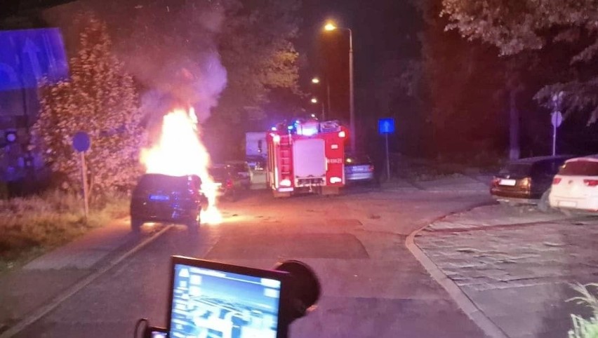 W Dąbrowie Górniczej spłonął samochód, zaparkowany przy ul....
