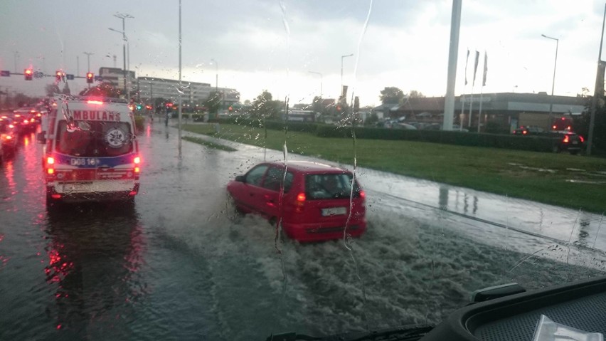 Intensywne burze z gradem i silnym wiatrem we Wrocławiu (RADAR ONLINE, PROGNOZA)