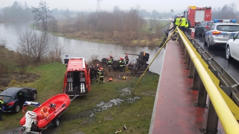 Piła: Ciężarówka wpadła do rzeki. Kierowca zginął