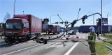 Bolesław. Na drodze krajowej 94 ciężarówka uderzyła w sygnalizator świetlny na skrzyżowaniu przy karczmie „Bida”. Utrudnienia w ruchu