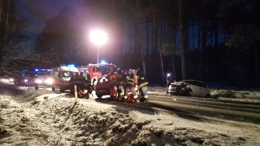 Zderzenie dwóch aut koło Szczecinka. Sześć osób rannych [zdjęcia]