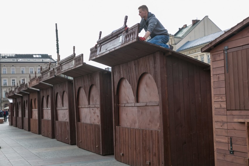 Na Rynku Głównym trwają już przygotowania do kiermaszu