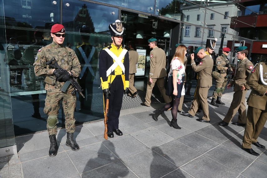 Wojsko i policja przed Narodowym Forum Muzyki. Co się dzieje? [ZDJĘCIA]