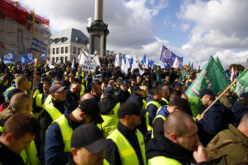 Protest policjantów w Warszawie. Mundurowi domagają się...