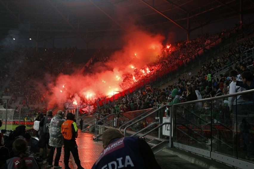 Oprawa kibiców na meczu Śląsk - Legia. Race na stadionie wkrótce legalne? (ZDJĘCIA, FILMY)
