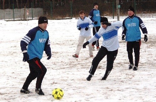 Piłkarze Pilicy mecze sparingowe rozgrywali na śniegu. W sobotę z Okęciem zagrają na trawiastym boisku. Z piłką Jacek Kacprzak.