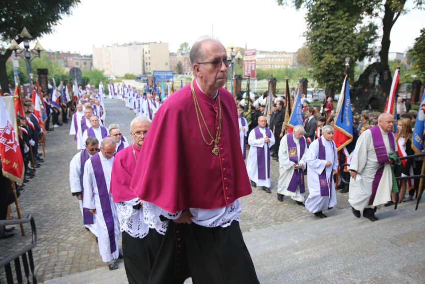 Pogrzeb arcybiskupa Szczepana Wesołego. Zmarły,, zgodnie ze...