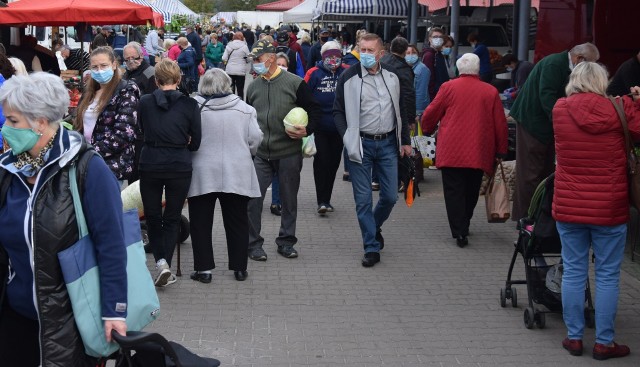 Powiat szydłowiecki został objęty strefą czerwoną. Czerwone strefy są wprowadzane w powiatach, w których dynamika przyrostu osób zakażonych koronawirusem jest największa. W „czerwonych” powiatach obowiązuje szereg ograniczeń, od obowiązku noszenia maseczek także w przestrzeniach otwartych. W zaostrzonym rygorze mieszkańcy powiatu szydłowieckiego muszą funkcjonować od soboty 10 października. Jak im się żyje? Zobaczcie - odwiedziliśmy Szydłowiec w sobotę. Zobaczcie na kolejnych zdjęciach jak żyje Szydłowiec - czerwona strefa walki z koronawirusem