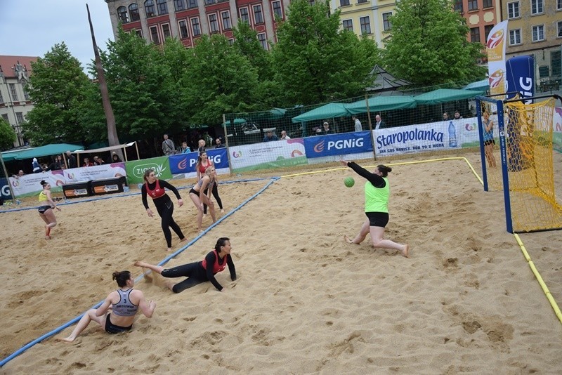 Turniej piłki ręcznej plażowej na pl. Solnym (ZDJĘCIA)