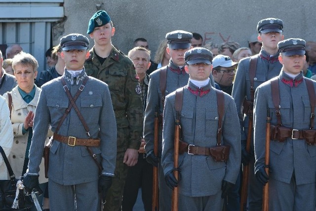 W uroczystości odsłonięcia pomnika wzięła udział grupa rekonstrukcyjna, nawiązująca wyglądem legionistów.