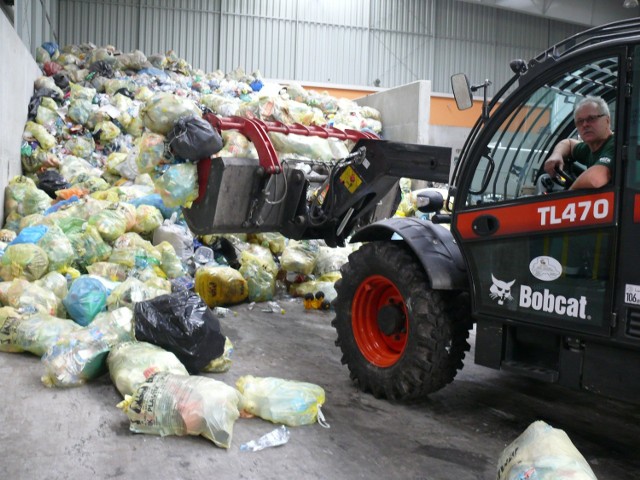 Posortowane w workach plastyki. Według analiz, w roku 2015 poziom recyklingu czyli segregacji i odzyskiwania odpadów był w Stalowej Woli bardzo wysoki i wyniósł 30,2 procenta. I rośnie.