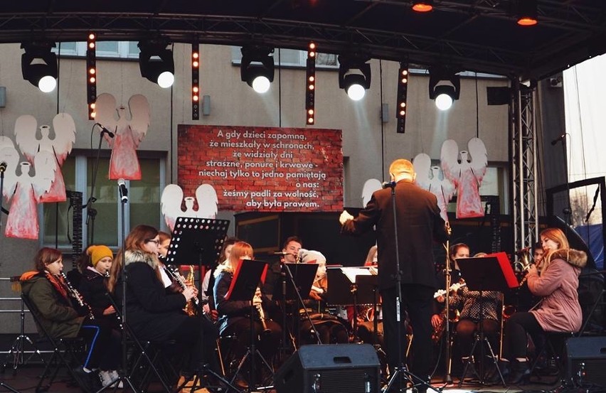 Piękny koncert Młodzieżowej Orkiestry Dętej z Włoszczowy na 100-lecie odzyskanie przez Polskę niepodległości (ZDJĘCIA)