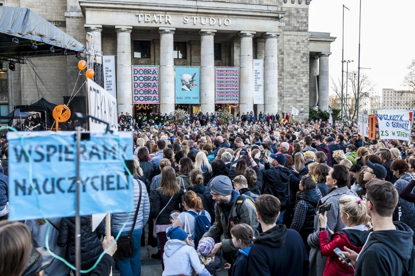 Strajk nauczycieli 2019. Warszawa: Artyści dla nauczycieli...