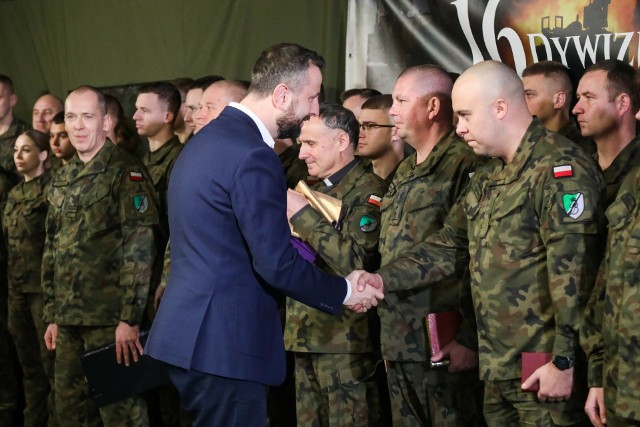 Wicepremier, szef MON Mariusz Błaszczak skierował do żołnierzy i ich rodzin życzenia świąteczne i noworoczne.