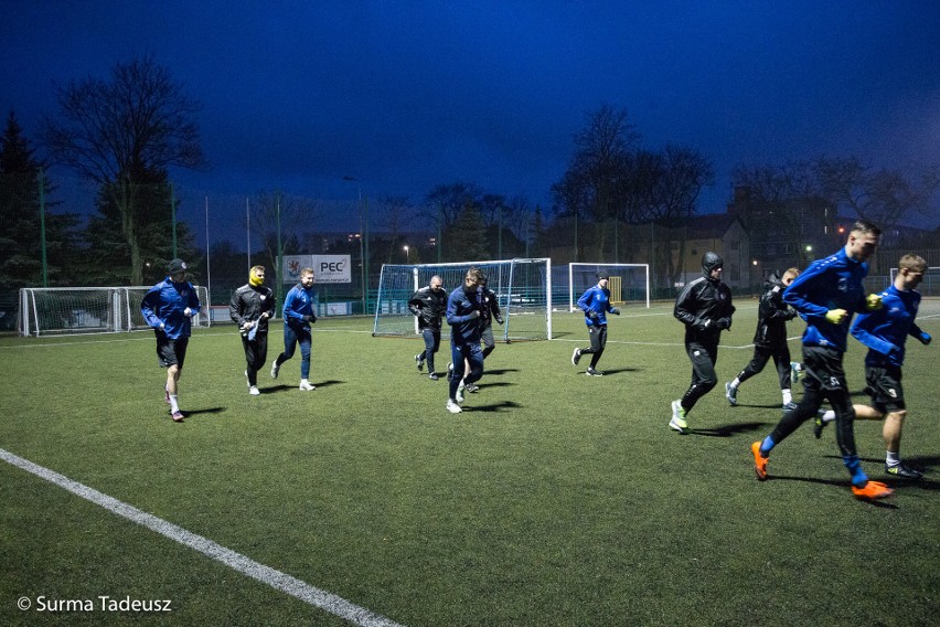 Piłkarze Błękitnych Stargard trenują na stadionie przy ulicy...