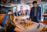 Wyjątkowa symultana z mistrzem świata odbyła się w Ustroniu. Anand pokonany przez Polaka!